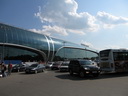 Flughafen ausserhalb Moskau inkl. den ersten ungeduldigen Autofahrern