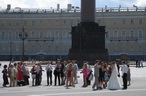 Hochzeitsgesellschaft auf dem Schlossplatz