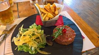 Mittagessen in "Ferme Asile"