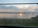Blick aus der Transsibirischen Eisenbahn, Morgendämmerung über Irkutsk, Sibirien, Russland