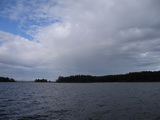 Regenbogen über der Halbinsel Kaiskunniemi
