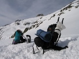 Schneeschuhe, Werkzeuge, Rucksack und warme Kleider