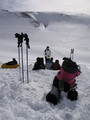 Schneeschuhe, Werkzeuge, Rucksack und warme Kleider