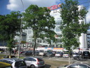 Modernes Einkaufszentrum an der Stadtgrenze