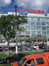 Modernes Einkaufszentrum an der Stadtgrenze