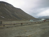 Schule und dahinter der Friedhof in Longyearbyen