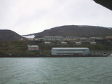 Russische Siedlung Barentsburg: Sicht vom Meer